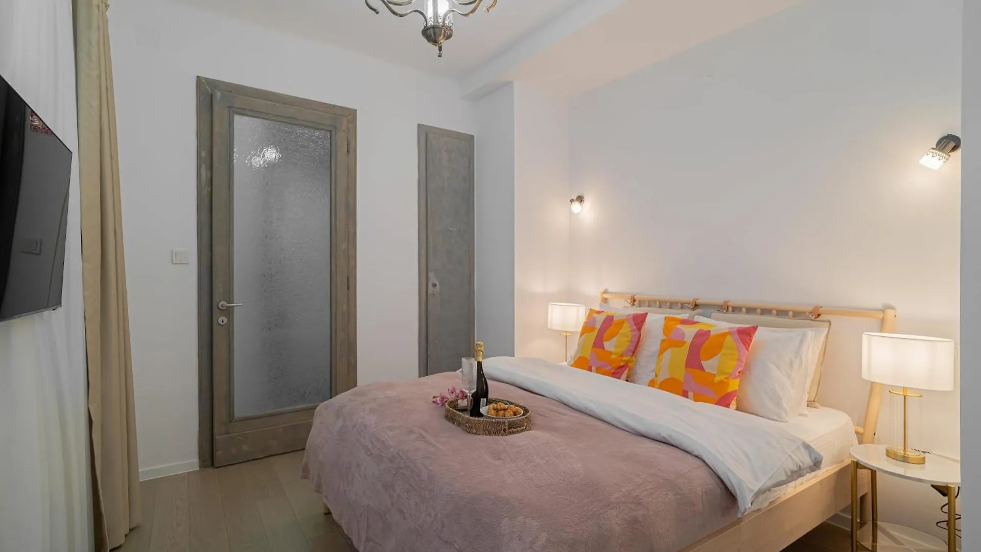 Charming 2Br Apartment, Steps To Romanian Athenae Bükreş 0*,  Romanya