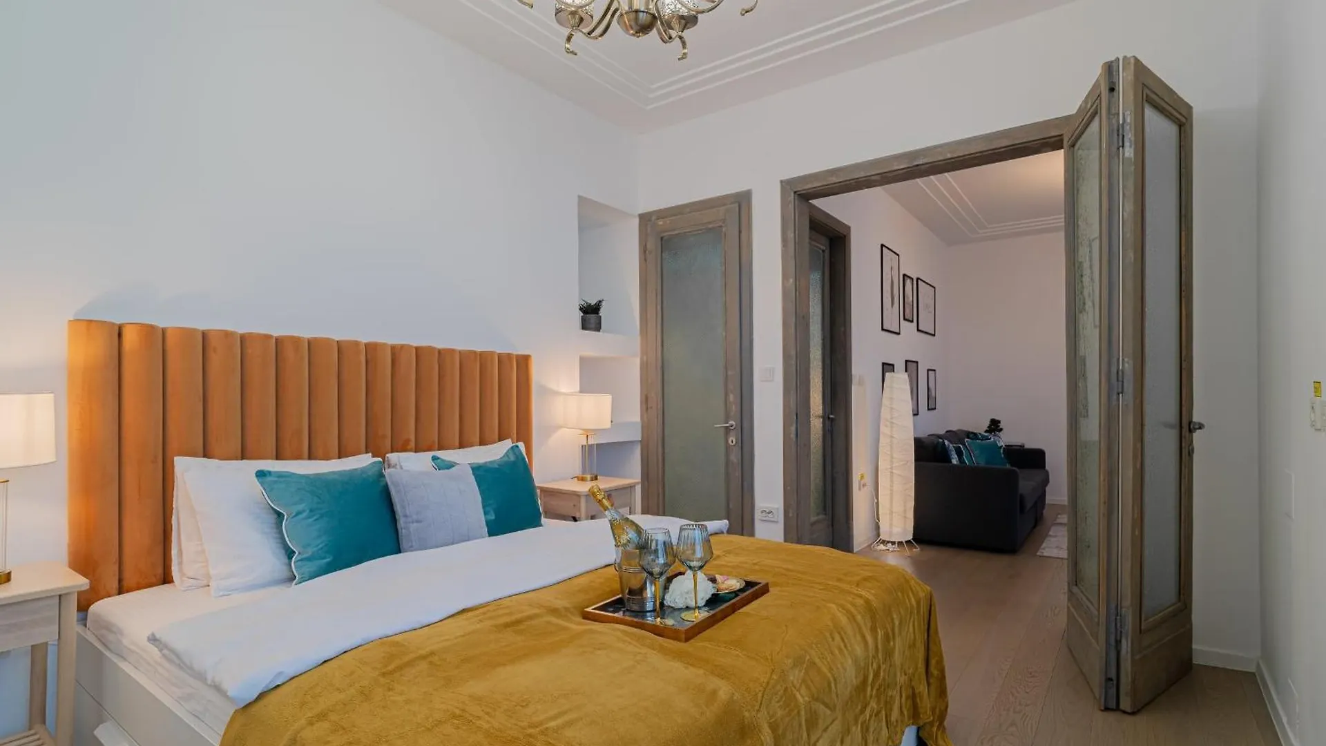 Charming 2Br Apartment, Steps To Romanian Athenae Bükreş