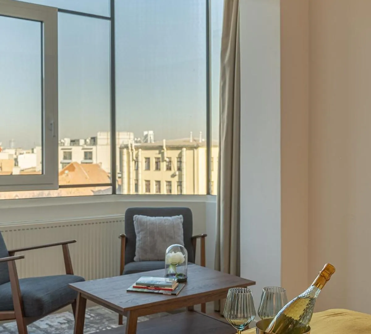 Daire Charming 2Br Apartment, Steps To Romanian Athenae Bükreş Romanya