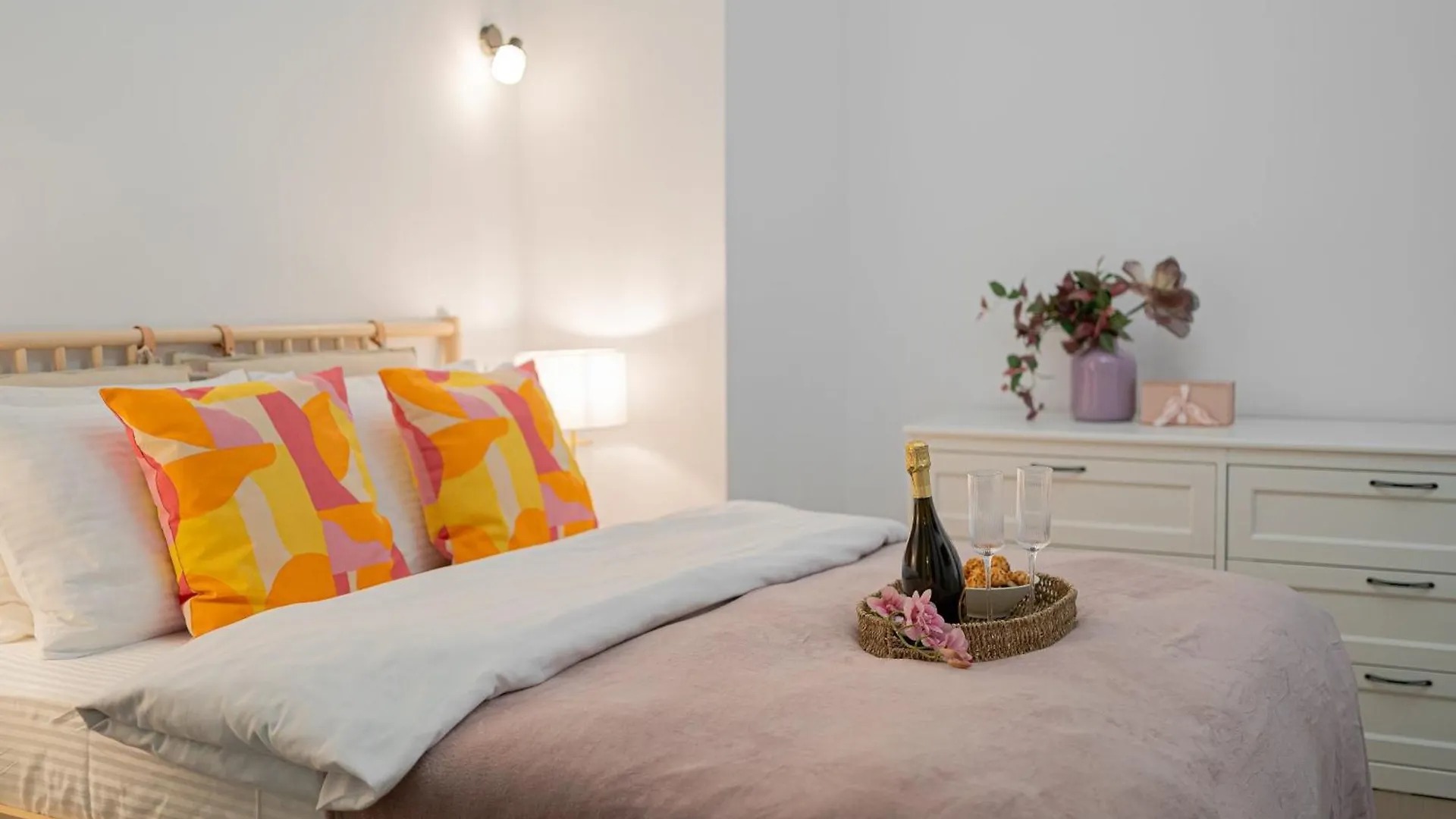 Charming 2Br Apartment, Steps To Romanian Athenae Bucareste 0*,  Roménia